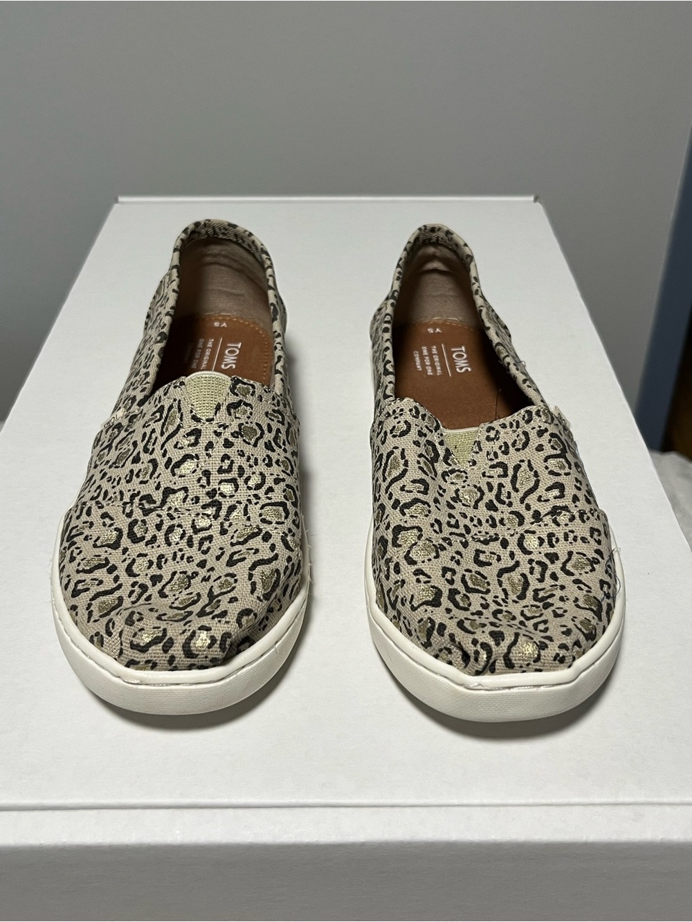 TOMS Kids Leopard Print Slip-On Shoes in Tan and Black Size Y5